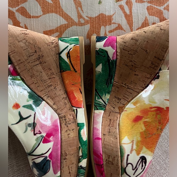 Stuart Weitzman Jean Sunny Petunia Patent Leather Wedge Slingbacks. Size: 7. - Picture 3 of 12